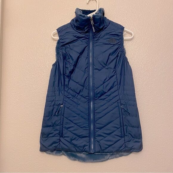 The North Face Women's Mossbud Insulated Revesible furry Vest Blue Wing Teal -S - Picture 2 of 12